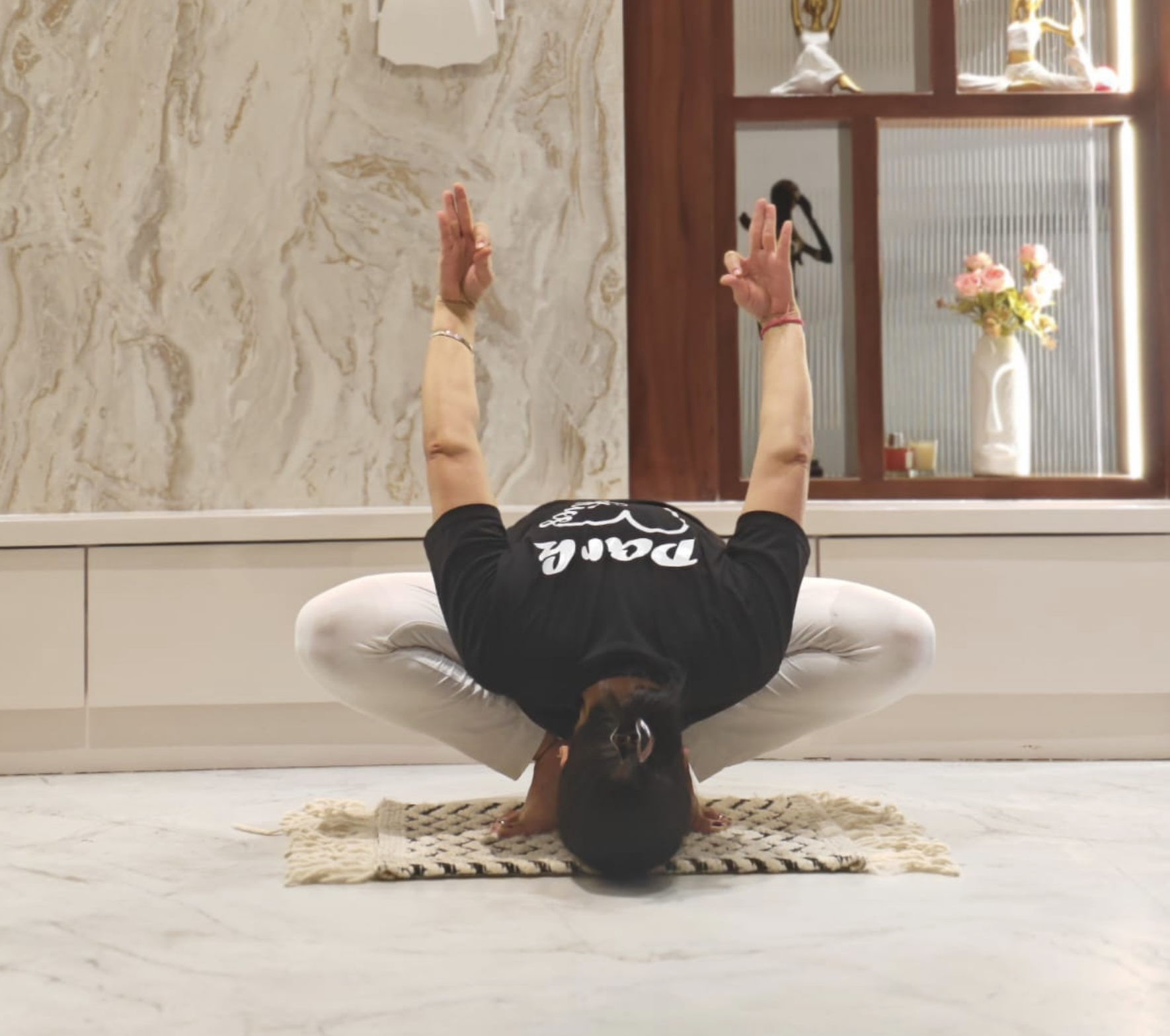 Vishakha conducting live online yoga class from Agra studio